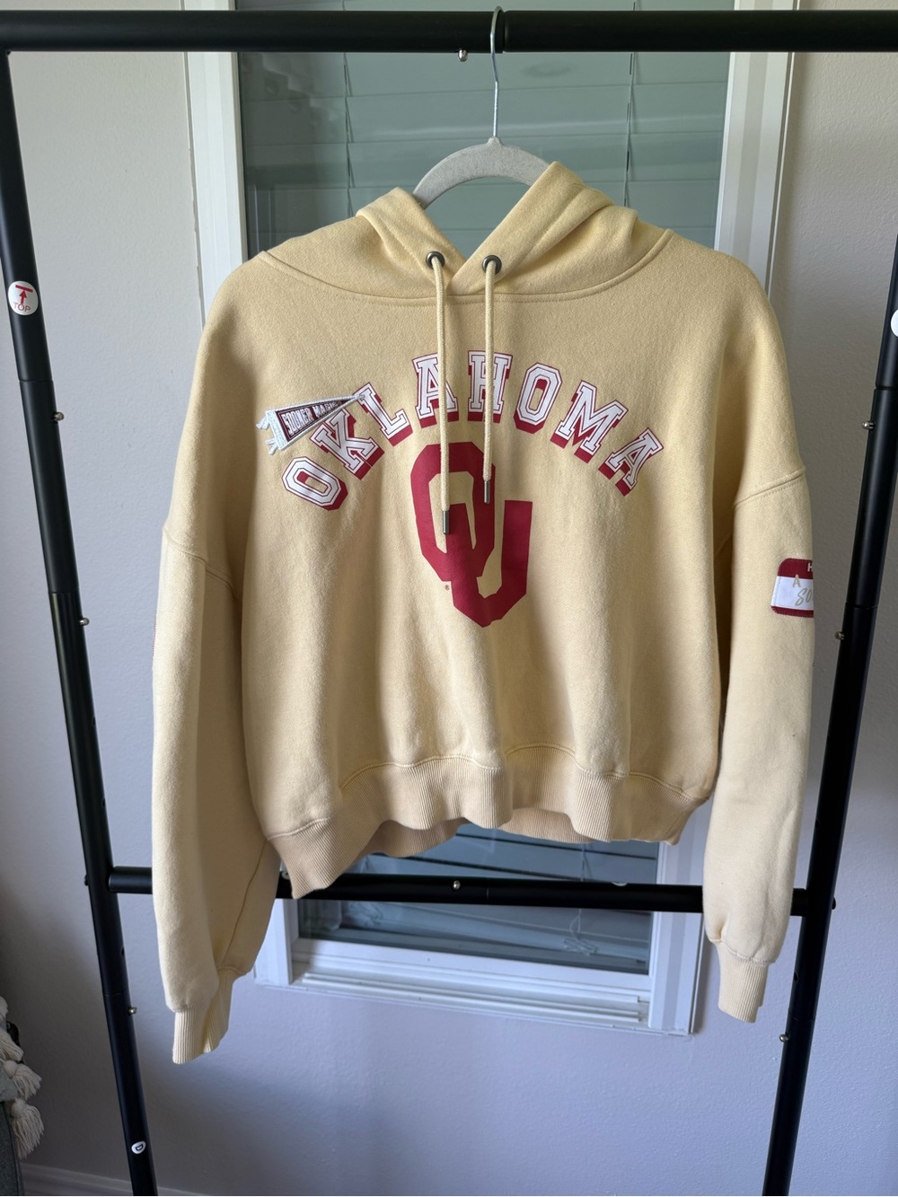Oklahoma OU Red Logo Cropped Hoodie in Pale Yellow